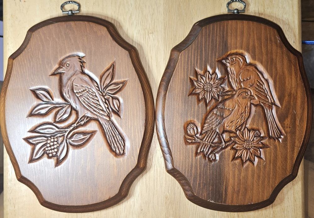 Vintage Cardinal pair wood wall plaque pine tree & pinecones scalloped oval